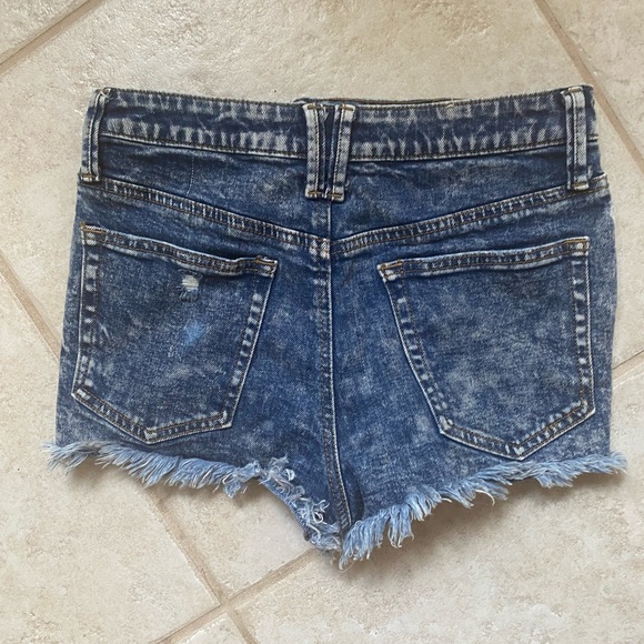 Altar’d State size 26 denim shorts - Picture 4 of 5